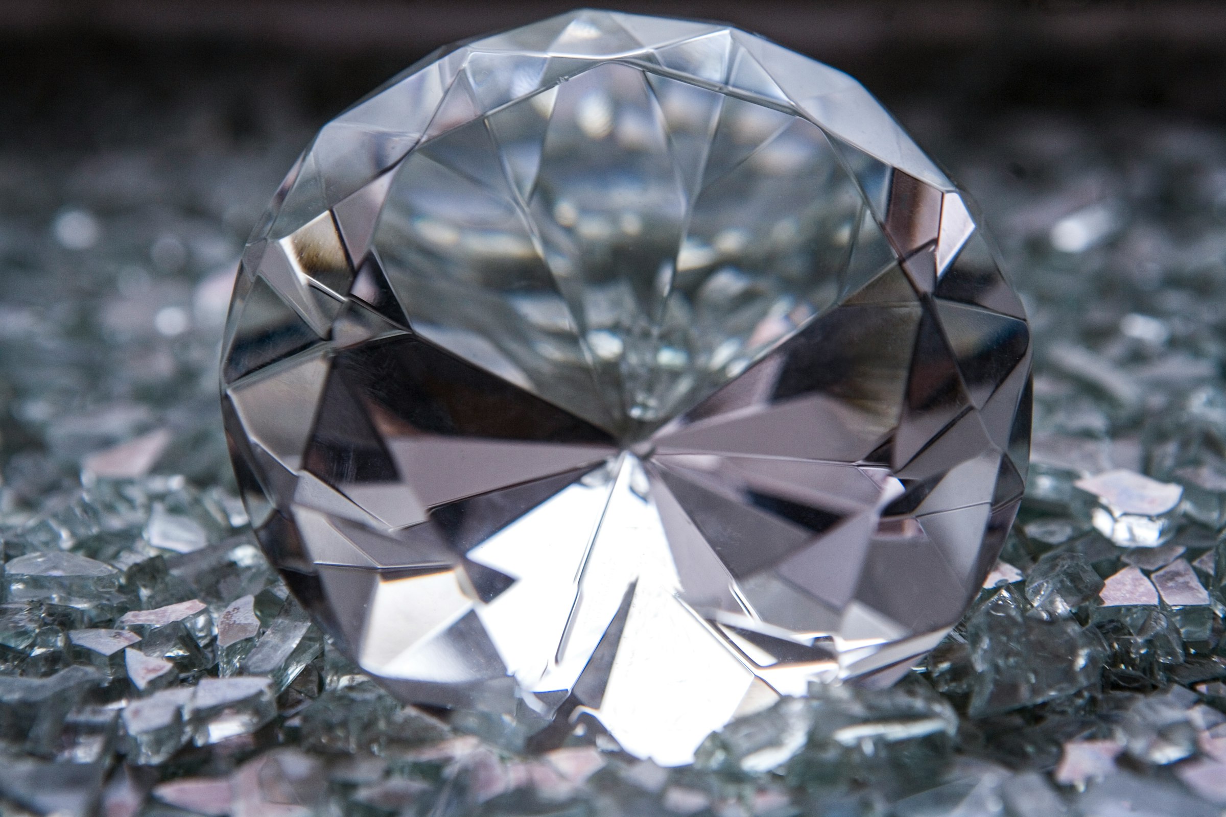 Round cut lab-grown diamond